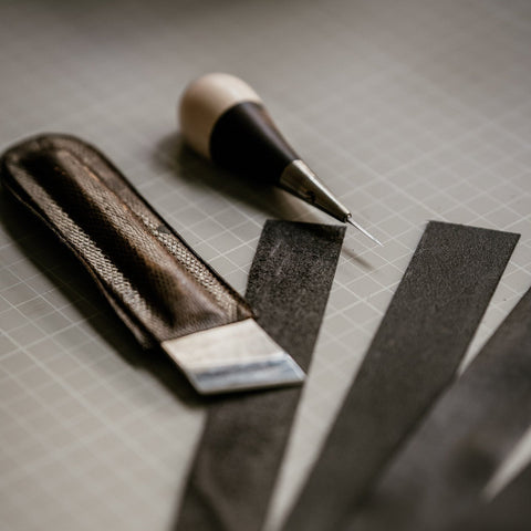🛠️ Maroquinerie artisanale : l’importance d’avoir de bons outils pour travailler le cuir