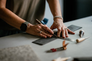Pourquoi une bonne formation en maroquinerie commence toujours par les bons gestes ?