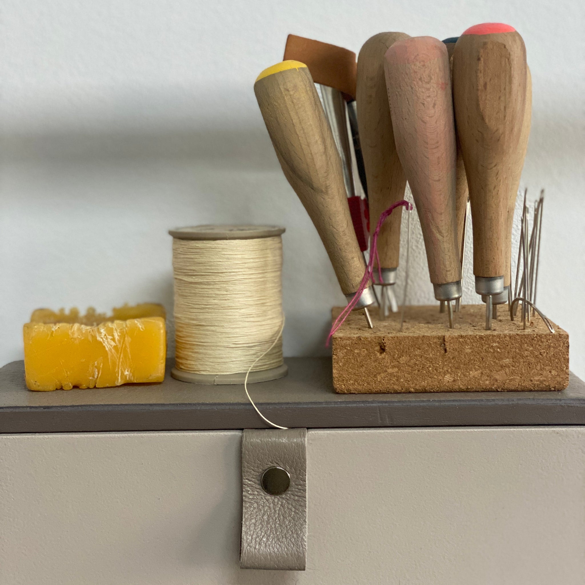 formation cuir maroquinerie sellerie haut de gamme, artisan d'art, carole pradelle, ippyoo, colombes, hauts de seine