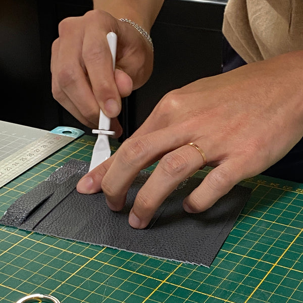 ATELIER CUIR DIY; L'ANNEXE; FORMATION; PARIS; HAUTS DE SEINE; Carole PradellE;  MAROQUINIERE; SELLERIE; IPPYOO