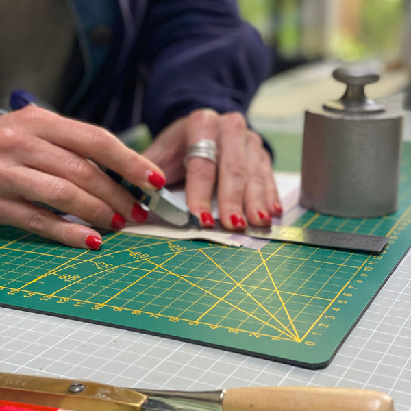 formation cuir maroquinerie sellerie haut de gamme, les essentiels cuir, artisan d'art, carole pradelle, ippyoo, colombes, hauts de seine, passpassion