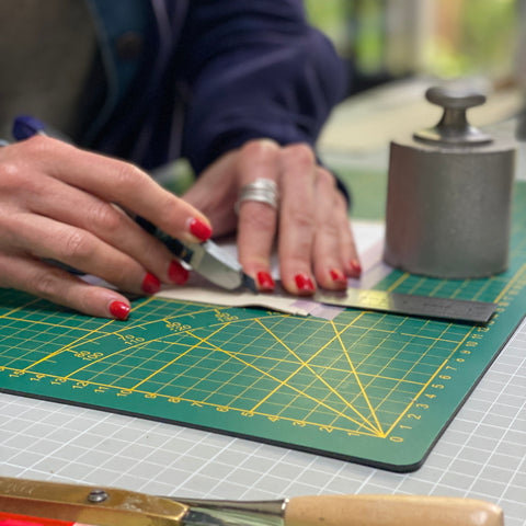 formation cuir maroquinerie sellerie haut de gamme, les essentiels cuir, artisan d'art, carole pradelle, ippyoo, colombes, hauts de seine, passpassion