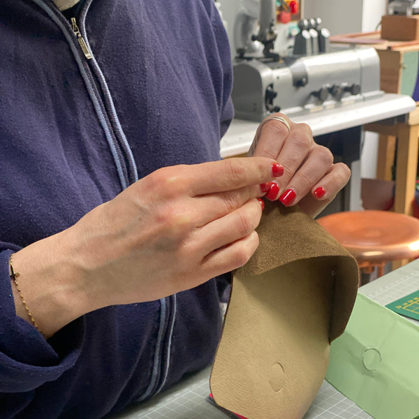 formation cuir maroquinerie sellerie haut de gamme, les essentiels cuir, artisan d'art, carole pradelle, ippyoo, colombes, hauts de seine, passpassion