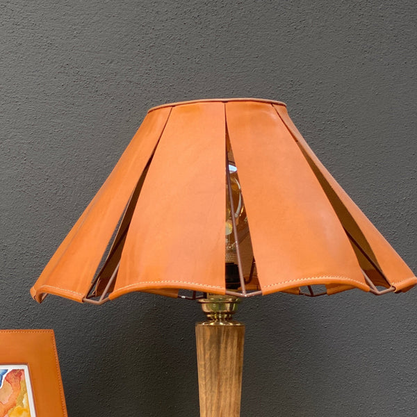 LAMPE VINTAGE BOIS ET CUIR, carole pradelle, maroquiner sellier, colombes, ippyoo, artisanat d'art