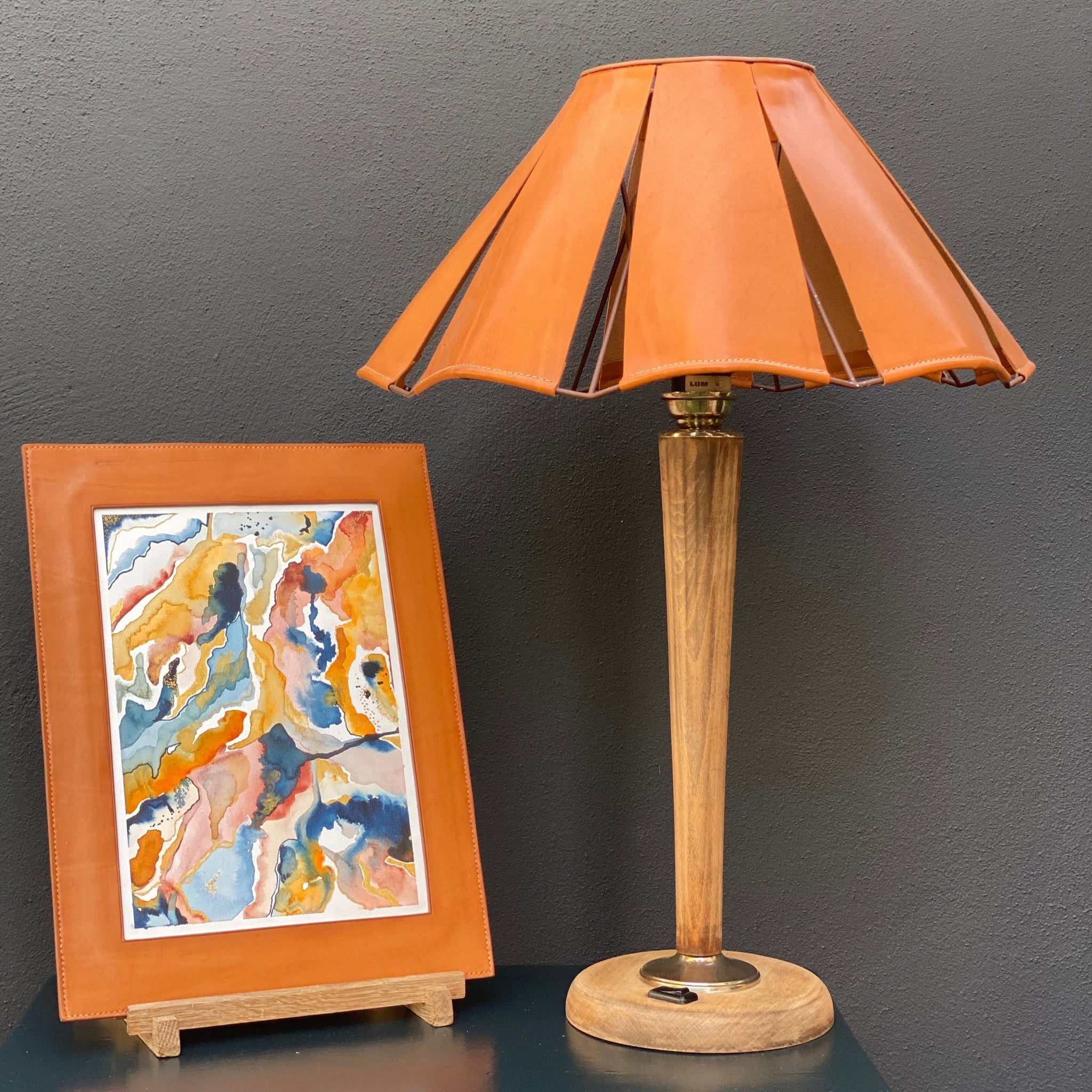 LAMPE VINTAGE BOIS ET CUIR, carole pradelle, maroquiner sellier, colombes, ippyoo, artisanat d'art