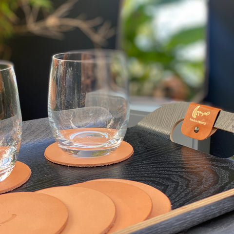 plateau de service en bois et sous verre cuir, carole pradelle, ippyoo, colombes, artisan d'art, maroquinerie, hauts de seine, 92,