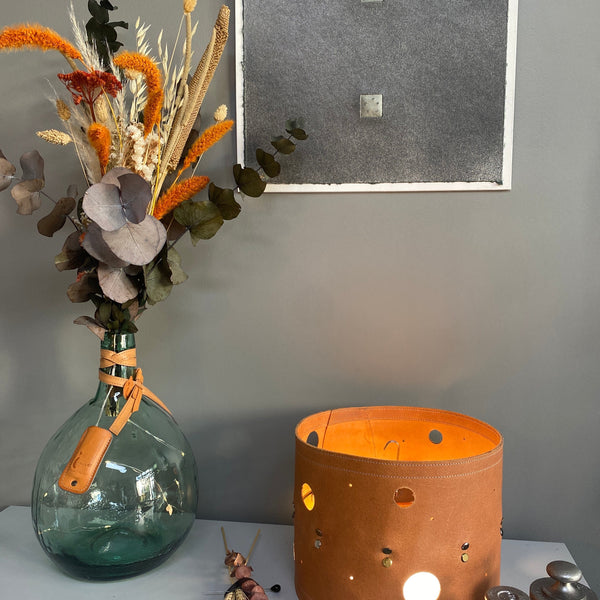 Lumineux, dame Jeanne, vintage revisité, lumineux, led, sur mesure, pièce unique, cuir et métal, savoir faire, carole pradelle, ippyoo, colombes, artisanat d'art