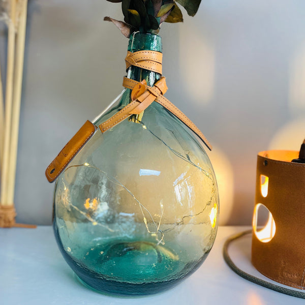 Lumineux, dame Jeanne, vintage revisité, lumineux, led, sur mesure, pièce unique, cuir et métal, savoir faire, carole pradelle, ippyoo, colombes, artisanat d'art