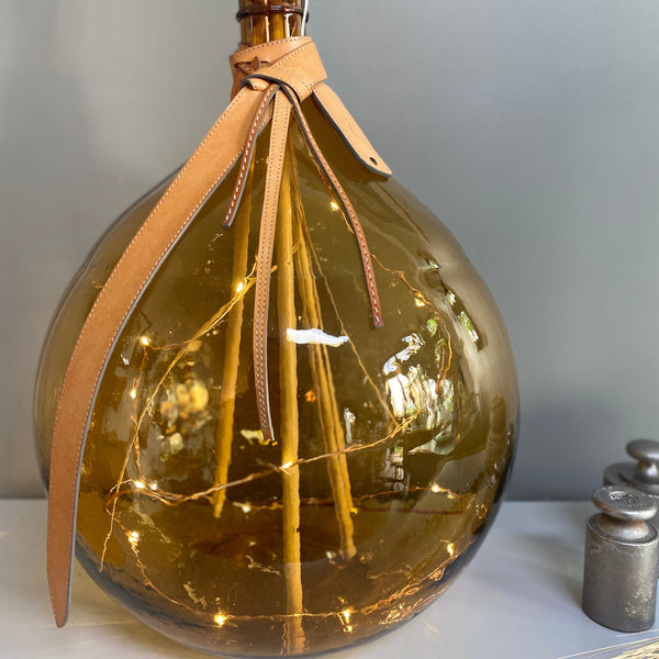 Lumineux, dame Jeanne ambre, vintage revisité, lumineux, led, sur mesure, pièce unique, cuir et métal, savoir faire, carole pradelle, ippyoo, colombes, artisanat d'art