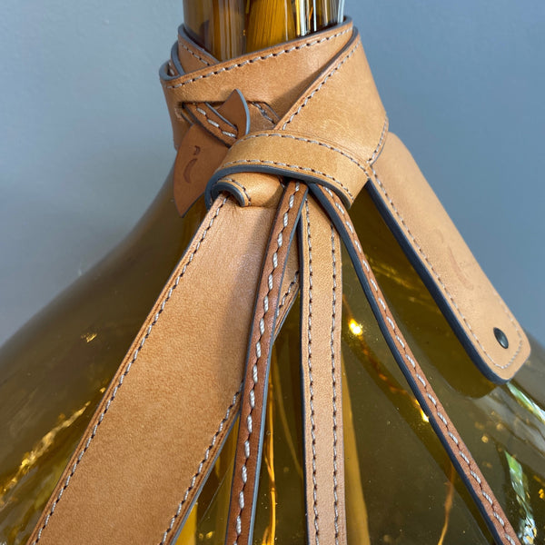 Lumineux, dame Jeanne ambre, vintage revisité, lumineux, led, sur mesure, pièce unique, cuir et métal, savoir faire, carole pradelle, ippyoo, colombes, artisanat d'art