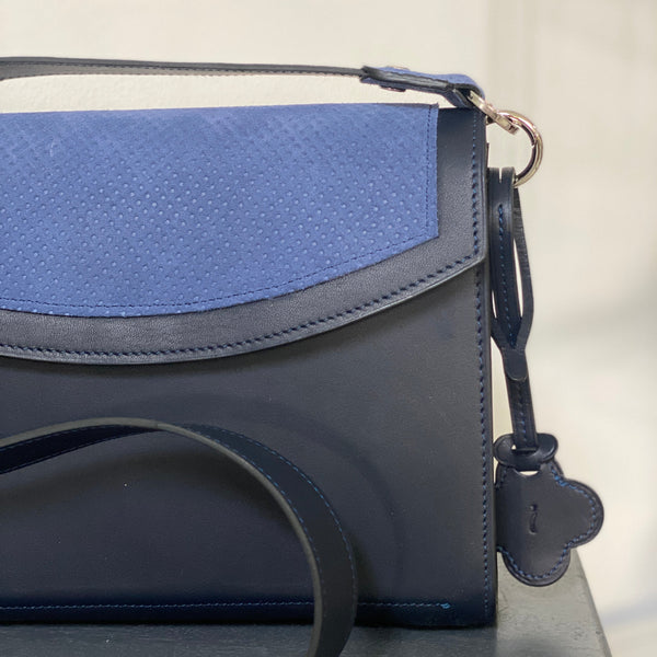 sac vani en cuir bleu artisanat d'art ippyoo colombes