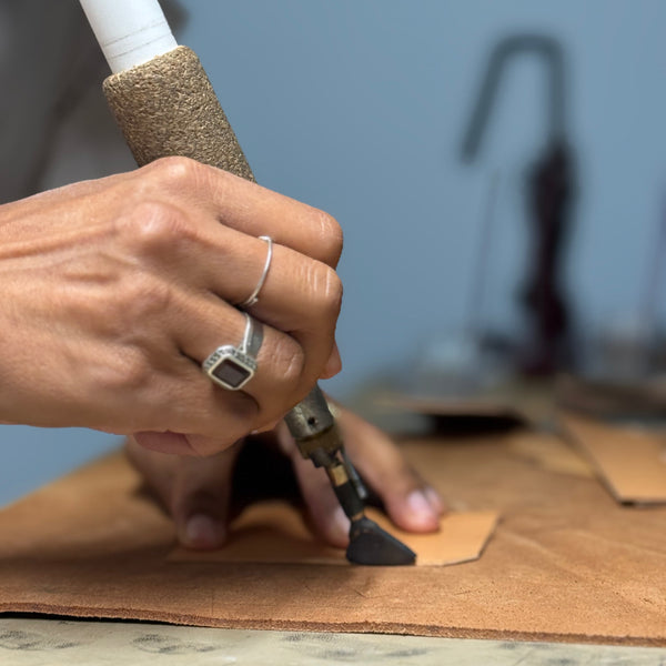 stage decouverte du travail du cuir, formation maroquinerie, stage creatif cuir, artisanat d'art , carole pradelle, ippyoo, savoir-faire du cuir, colombes, 92