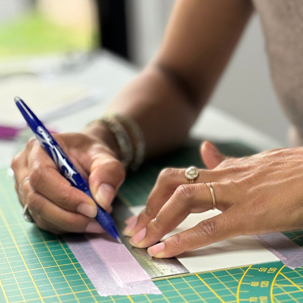 stage decouverte du travail du cuir, formation maroquinerie, stage creatif cuir, artisanat d'art , carole pradelle, ippyoo, savoir-faire du cuir, colombes, 92