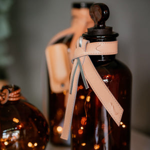 Vintage bottle ambé orné de cuir, carole pradelle, ippyoo, idée cadeau, artisanat d'art, colombes, haut de seine