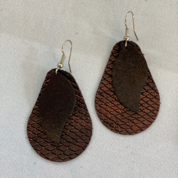 crée toi meme tes boucle d'oreille en cuir atelier découverte, atelier artisanal  à colombes, maroquinerie