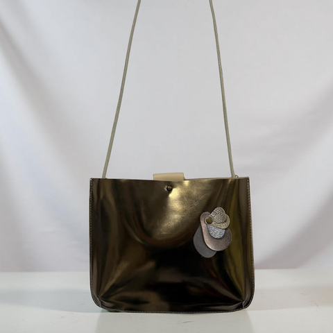 pochette en cuir vernis doré luxe, artisanat 