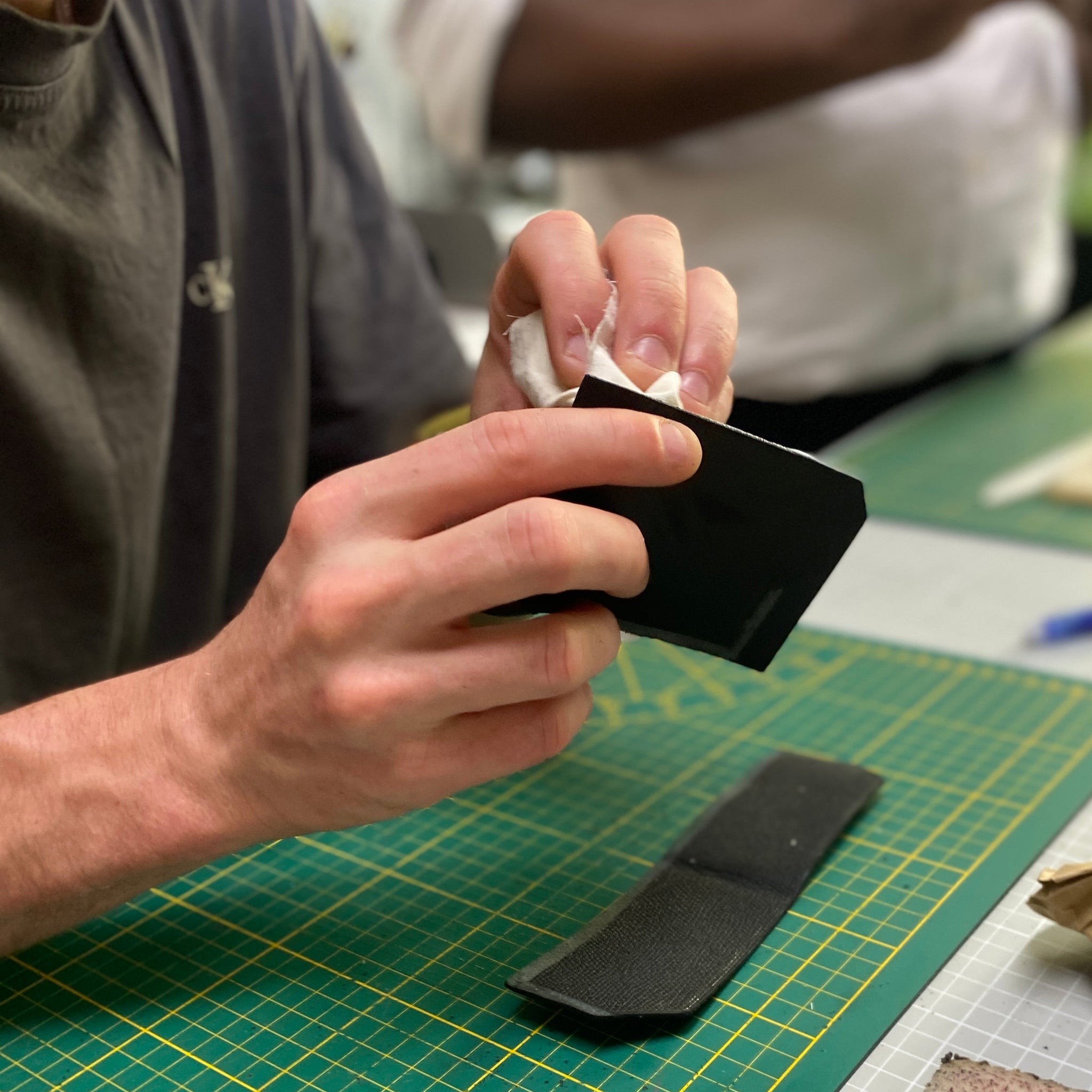 stage tranche Bord franc, teinture à chaud et à froid, attisant d'art , maroquinerie, sellerie