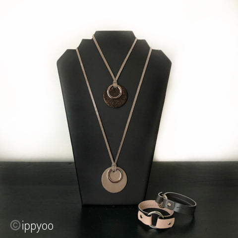 collier en cuir et anneaux, lien en cuir, made in france, carole pradelle, artisant d'art , maroquinerie, colombes 92 hauts de seine