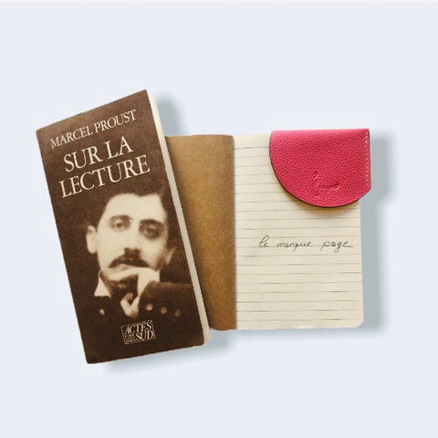 marque page en cuir rose grainé 
