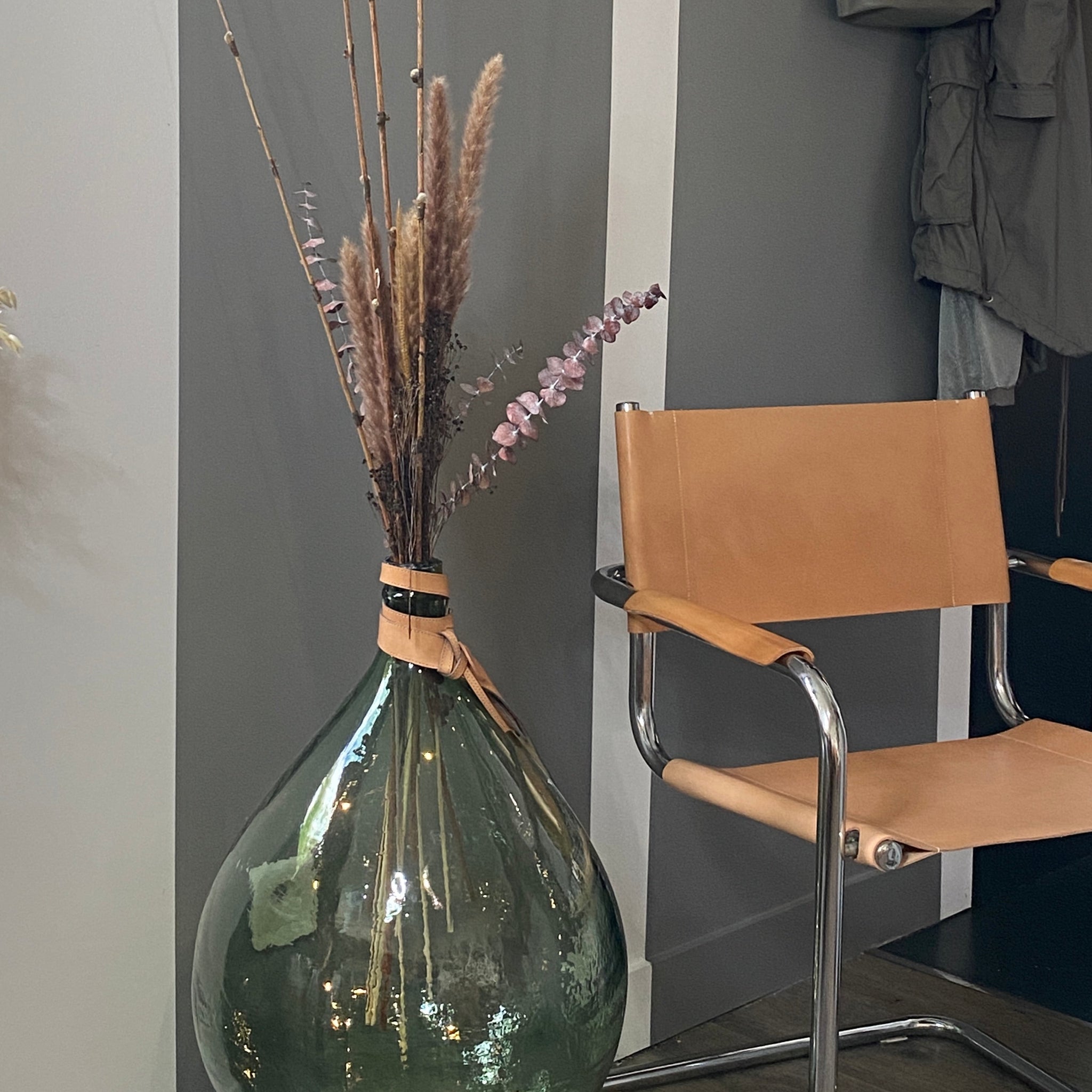 fauteuil en cuir, artisan d'art, sellerie, colombes, Carole pradelle