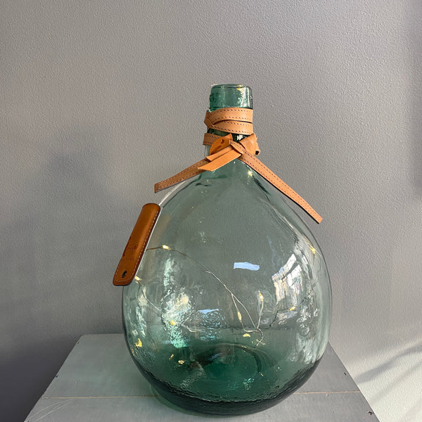 Lumineux, dame Jeanne, vintage revisité, lumineux, led, sur mesure, pièce unique, cuir et métal, savoir faire, carole pradelle, ippyoo, colombes, artisanat d'art