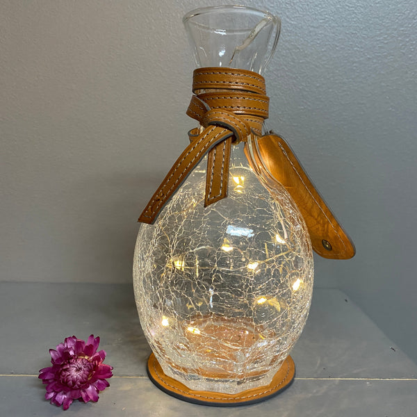 dame jeanne ; bijoux de cuir pour verrerie, artisan d'art, carole pradelle, ippyoo, maroquinerie, sellerie, décoration