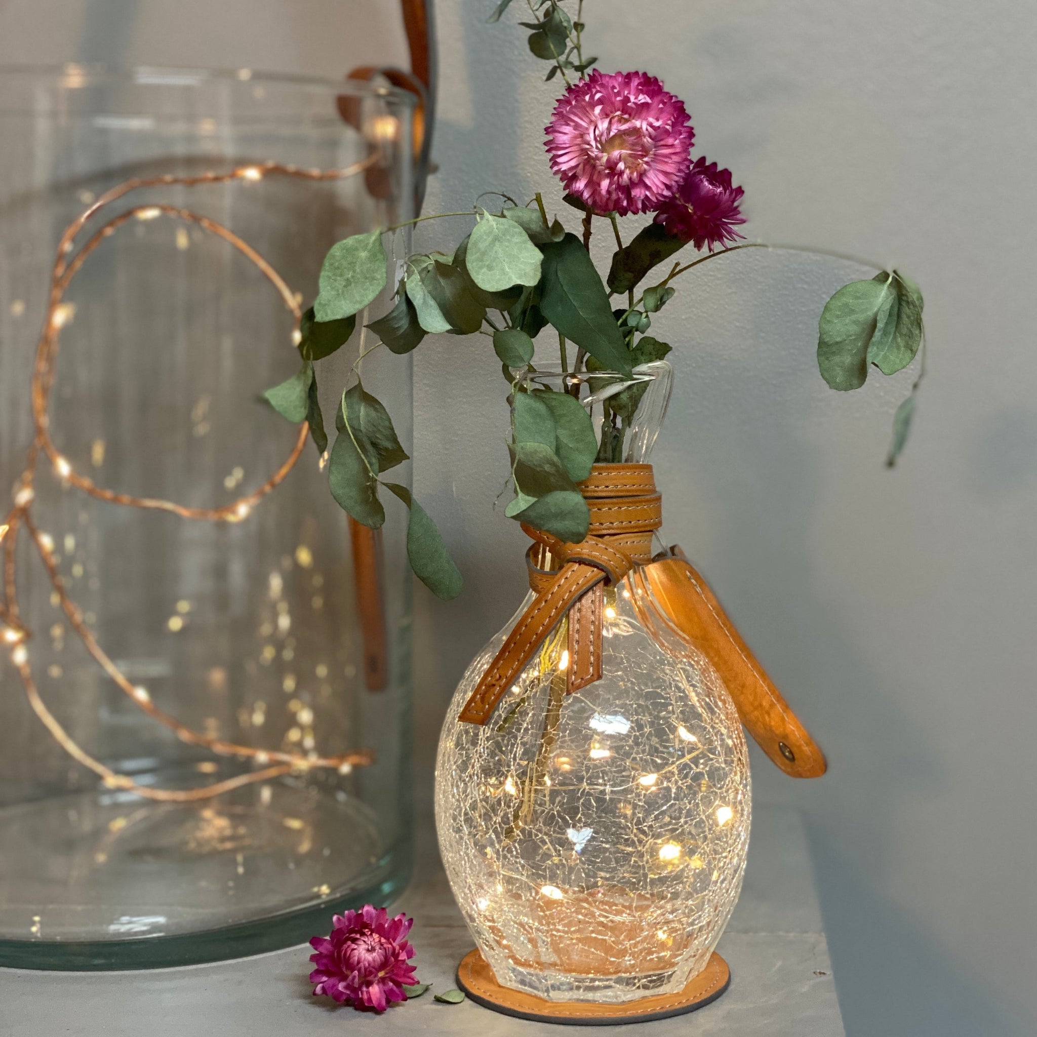 dame jeanne ; bijoux de cuir pour verrerie, artisan d'art, carole pradelle, ippyoo, maroquinerie, sellerie, décoration