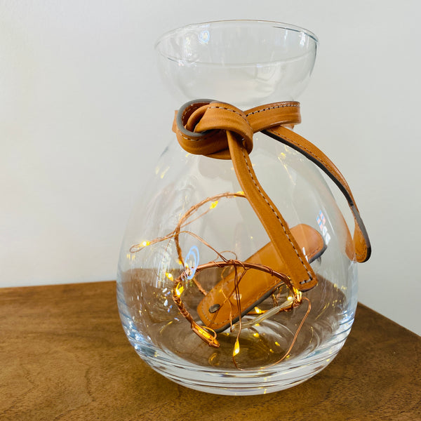 dame jeanne ; bijoux de cuir pour verrerie, artisan d'art, carole pradelle, ippyoo, maroquinerie, sellerie, décoration, soliflore, haut de gamme