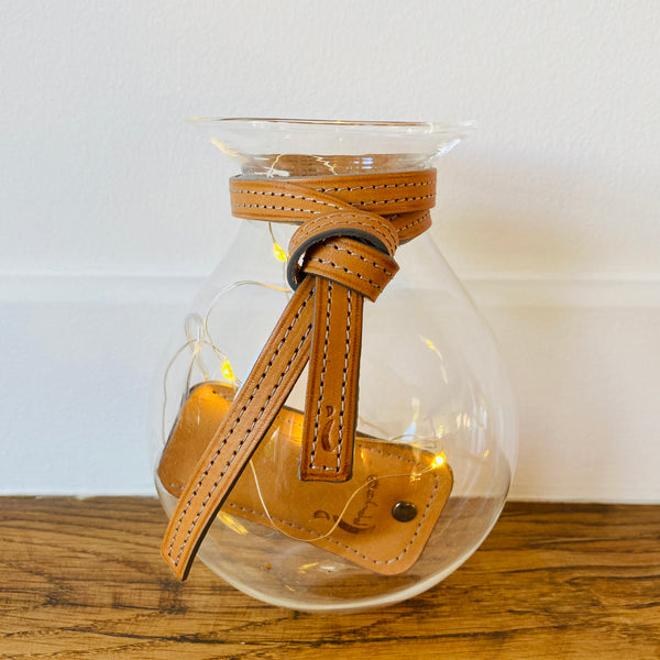 dame jeanne ; bijoux de cuir pour verrerie, artisan d'art, carole pradelle, ippyoo, maroquinerie, sellerie, décoration, soliflore, haut de gamme