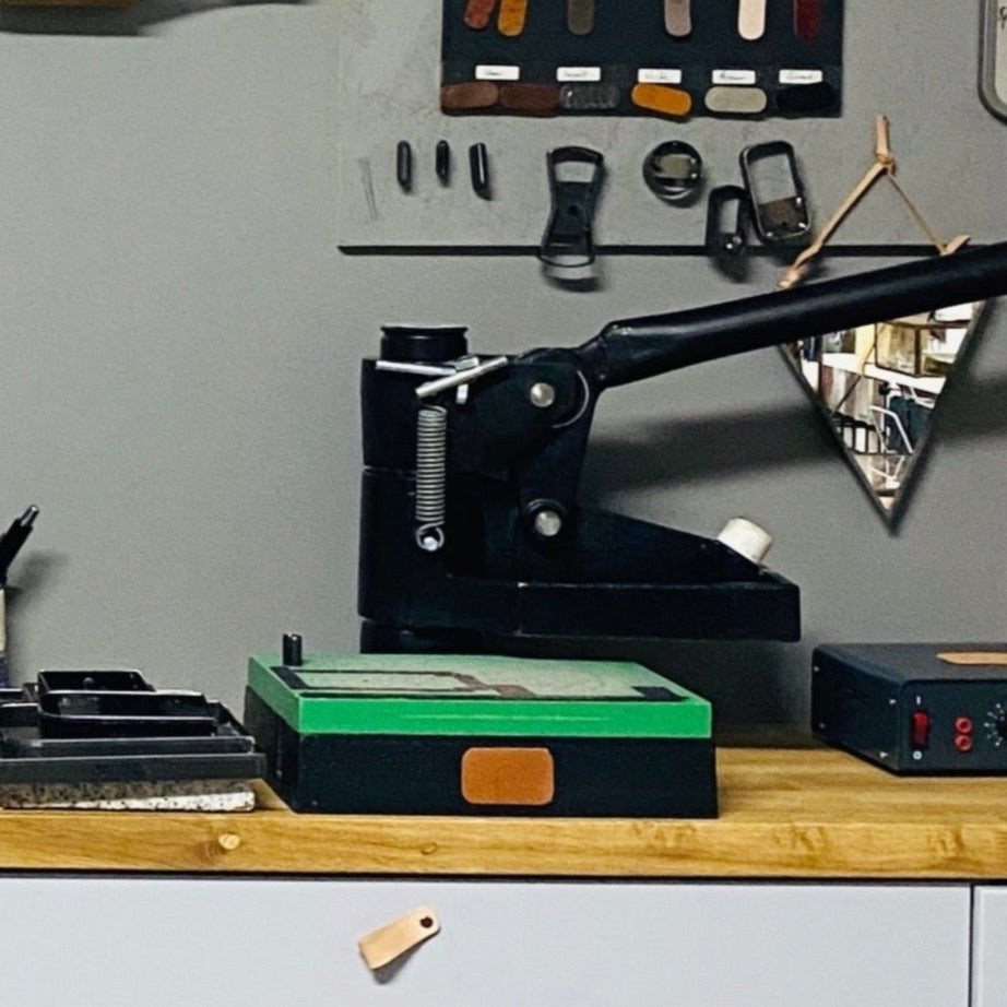 location espace de travail du cuir; maroquinerie; location atelier maroquinerie, refente cuir, carole pradelle, hauts de seine, colombes, artisan d'art