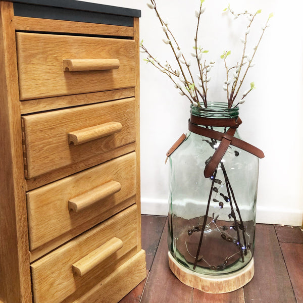verrerie lumineuse habillé de cuir tannage végétal marron pour une décoration d'intérieur chaude et rafinée
