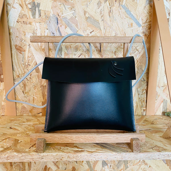 pochette en cuir; maroquinerie; carole pradelle; ippyoo; colombes; hauts de seine; paris ; Maroquinière