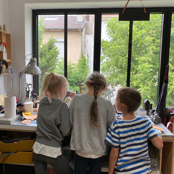 atelier créatif cuir enfant 8 ans à 12 ans, cours de maroquinerie, colombes, 92, Carole pradelle, ippyoo