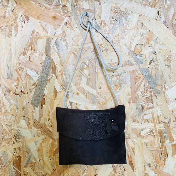 pochette en cuir; maroquinerie; carole pradelle; ippyoo; colombes; hauts de seine; paris ; Maroquinière