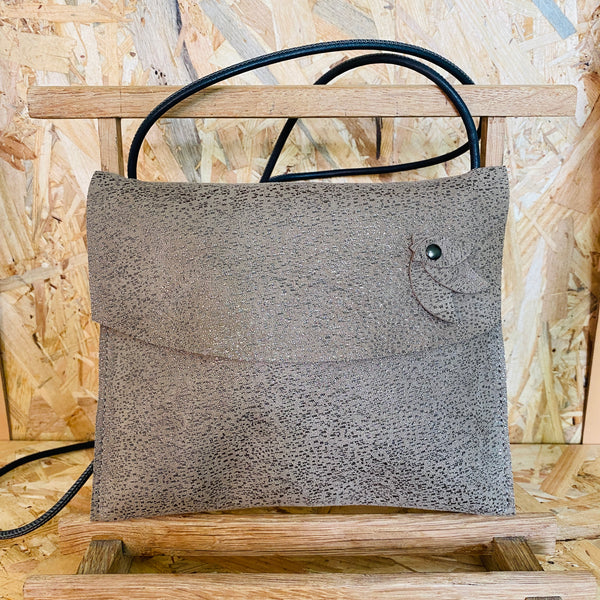 pochette en cuir; maroquinerie; carole pradelle; ippyoo; colombes; hauts de seine; paris ; Maroquinière
