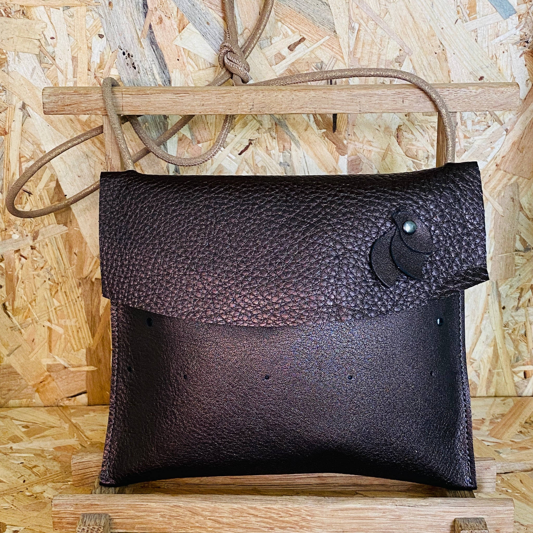 pochette en cuir; maroquinerie; carole pradelle; ippyoo; colombes; hauts de seine; paris ; Maroquinière
