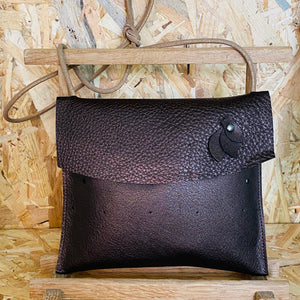 pochette en cuir; maroquinerie; carole pradelle; ippyoo; colombes; hauts de seine; paris ; Maroquinière