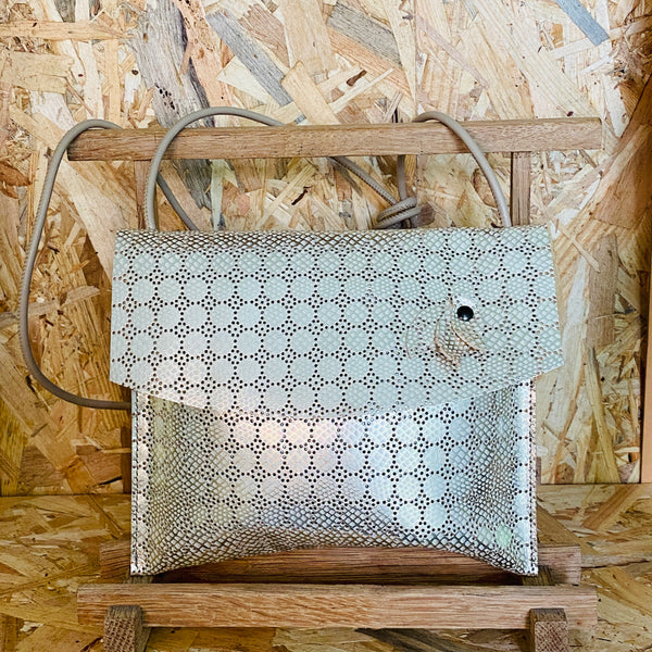 pochette en cuir; maroquinerie; carole pradelle; ippyoo; colombes; hauts de seine; paris ; Maroquinière