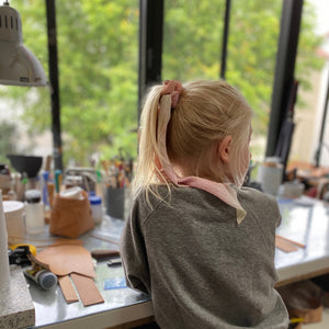 atelier créatif cuir enfant 8 ans à 12 ans, cours de maroquinerie, colombes, 92, Carole pradelle, ippyoo