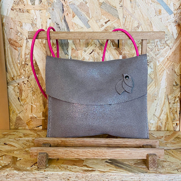 pochette en cuir; maroquinerie; carole pradelle; ippyoo; colombes; hauts de seine; paris ; Maroquinière